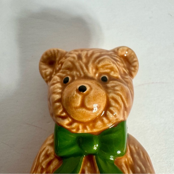 Vintage single teddy bear salt shaker. Approx 2.5”H x 1.5”L. Adorable bear - Picture 2 of 10